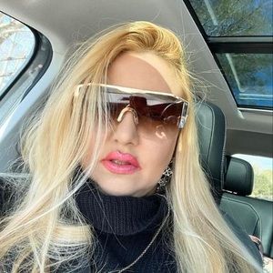 Meet your Posher, Adriana